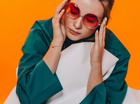 Lleva lino en verano para crear fácilmente un look relajado y de alta gama.